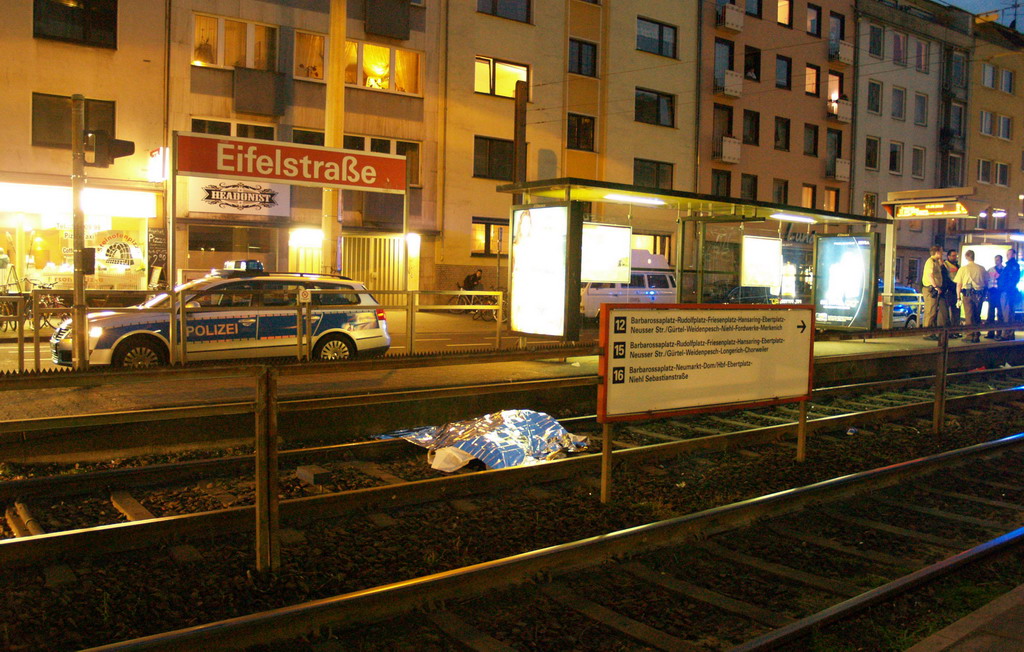 Person unter KVB Bahn Koeln Eifelstr P16.JPG